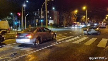 Pijany kierowca renault uderzył w BMW i nieoznakowany radiowóz [zdjęcia]