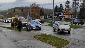 Potrącenie kobiety na hulajnodze. Z urazem głowy trafiła do szpitala