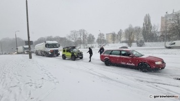 Gorzów: Ciężarówka nie mogła podjechać pod górkę. Pomogli inni kierowcy [film i zdjęcia]