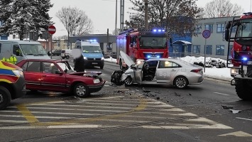 Zderzenie peugeota z toyotą [zdjęcia]