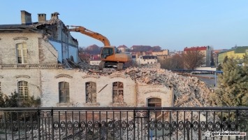 Ruszyła wielka demolka. Tak znikają budynki przy dworcu PKP w Gorzowie [zdjęcia]