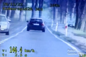 Kierowca BMW pędził 146 km/h przez miejscowość. Miał cofnięte uprawienia [film]