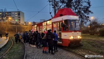 Świąteczny tramwaj w Gorzowie. Tłum chętnych na przejażdżkę [zdjęcia]