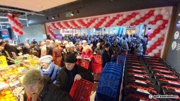 Szturm na Carrefour w Gorzowie. Na otwarciu były tłumy [film i zdjęcia]