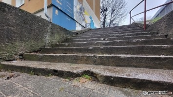 90-latek przewrócił się na zniszczonych schodach. Doznał poważnych obrażeń