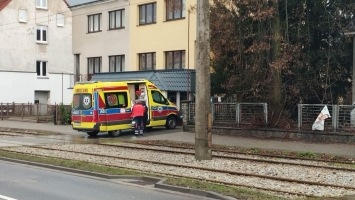 Libacja bezdomnych w pustostanie. Interweniowała policja i pogotowie