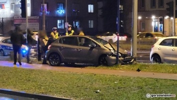 Zderzenie dwóch peugeotów. Jeden rozbił się o słup sygnalizacji świetlnej