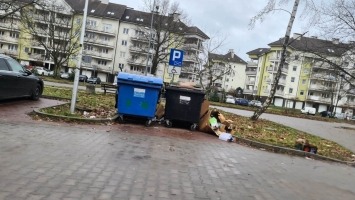 Czytelnik: To jest parodia. Śmietniki stoją na miejscu dla niepełnosprawnych