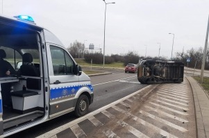 Wypadek na rondzie Kasprzaka. Bus leży na boku [zdjęcia]