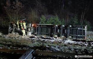 Gorzów: Dramatyczny wypadek na S3. Ciężarówka spadła ze skarpy [zdjęcia]