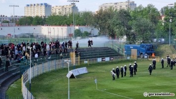 Interwencja policji na meczu Stilon-Odra. W ruch poszły armatki wodne [zdjęcia]