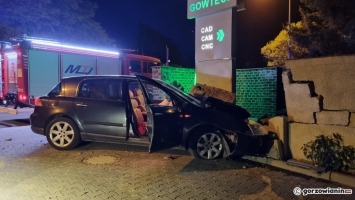 Rozbił renault o betonowy murek. Uszkodził skrzynkę gazową [zdjęcia]