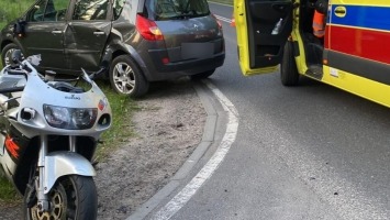 Zderzenie motocyklisty z renault. Żaden z kierowców nie miał prawa jazdy, a jeden był pijany