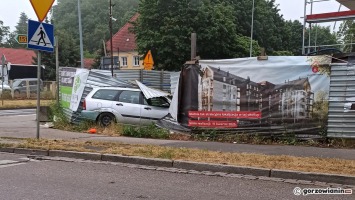 Kierujący fordem uderzył w ogrodzenie budowy. Porzucił auto i uciekł 