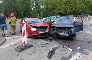 Wymuszenie pierwszeństwa i zderzenie dwóch volkswagenów na remontowanym skrzyżowaniu