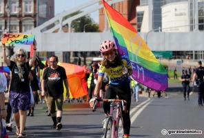 Marsz Równości przeszedł przez Gorzów. Z jednej strony tęcza, z drugiej modlitwy [zdjęcia]