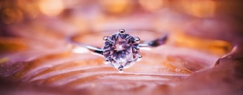 Jak wybrać odpowiedni kamień do pierścionka zaręczynowego?
