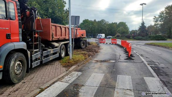 Kierowcy, uważajcie! Na zjedzie z ronda zapadła się jezdnia