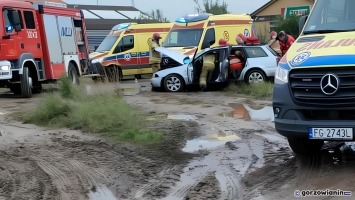 Audi zderzyło się z volvo. Ranne cztery osoby, w tym dzieci