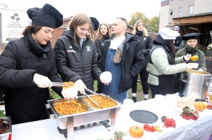 Pyszności na gorzowskim ryneczku. Zupa i bigos z dyni