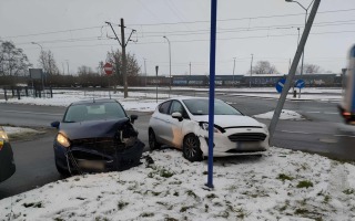 Zderzenie dwóch fordów na skrzyżowaniu z ul. Olimpijską