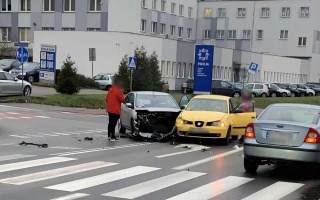 Zderzenie forda i seata koło komendy policji w Gorzowie