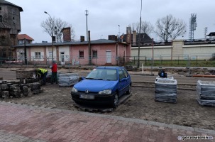 Gorzów: Rozebrali kostkę, zostawili auto. Co dalej z peugeotem?