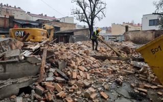 Tutaj była wielka demolka. Stare garaże poszły do rozbiórki