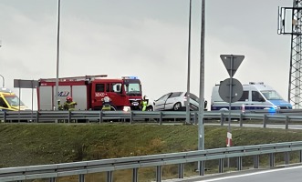 Wypadek na S3 w Gorzowie. Renault zawisło na barierkach