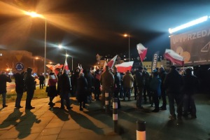 Demonstracja pod siedzibą TVP Gorzów. Okrzyki: wolne media i konstytucja