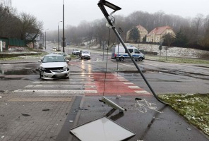 Dodge zderzył się z hyundaiem. Wymuszenie pierwszeństwa i „ścięty” znak