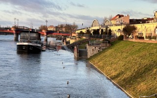 Dolne tarasy na bulwarach zamknięte. Wszystko przez wysoki poziom Warty