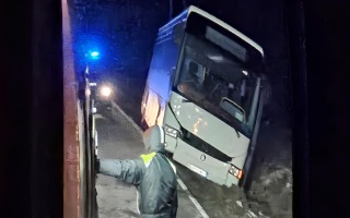 Pijany kierowca autobusu wjechał do rowu