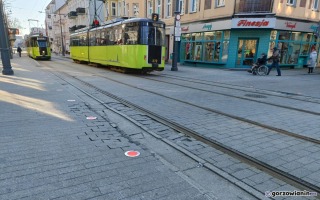 Gorzów: Rozsypująca się kostka i popękane płyty. Kiedy przejazd na Chrobrego zostanie naprawiony?