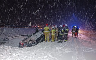 Bardzo trudne warunki na drogach. Volvo wpadło do rowu