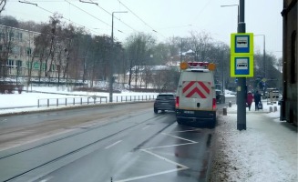 Dodatkowe oznakowanie i oświetlenie. Trwają prace na zawieszonym przystanku tramwajowym