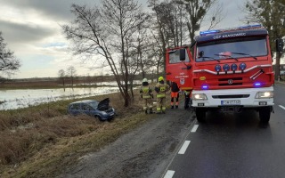 Wypadek na DK22 koło Gorzowa. Opel wpadł do rowu