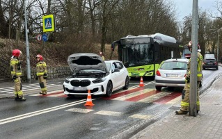 Zderzenie autobusu z osobowym BMW. Poszkodowane roczne dziecko