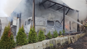 Pali się garaż w Gorzowie. Słup czarnego dymu widać z kilku kilometrów