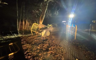 Kierujący skodą rozbił auto o barierki i drzewo