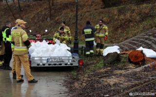 Gorzów: Stan alarmowy na Warcie coraz bliżej. Strażacy układają worki z piaskiem