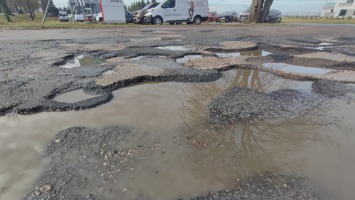 To już nie są dziury, to są kratery. Katastrofa na drodze z Gorzowa do Wojcieszyc