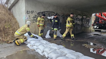 Zamknięty wjazd na ogródki działkowe w Gorzowie. Zostały ułożone worki z piaskiem