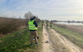 Do stanu alarmowego na Warcie brakuje 19 cm. Strażacy sprawdzają wały przeciwpowodziowe