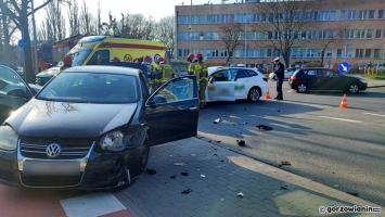 Zderzenie taksówki i volkswagena. Kierowcy stali w korkach przy Walczaka