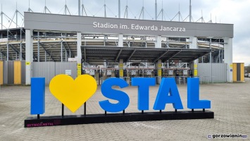 Napis I love Stal stanął przed stadionem w Gorzowie