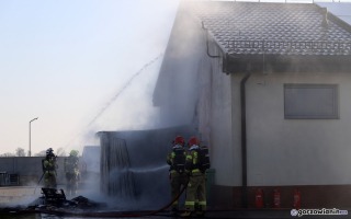 Pożar Dino. Palił się śmietnik i ściana