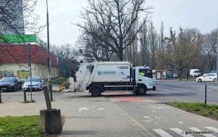 Pożar śmieci wewnątrz śmieciarki. Ktoś wrzucił baterię do pojemnika na papier