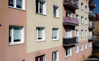 Wyrzuciła 30 tys. zł przez balkon, bo „bała się przestępców”