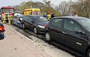 Gorzów: Zderzenie radiowozu i trzech osobówek. Ogromne korki na Trasie Nadwarciańskiej